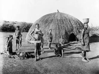 Mattenherstellung in Zululand, ca. 1895